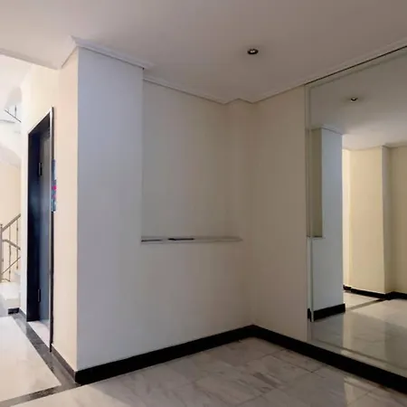 Spacious 2 Bedroom In Thessio Apartment *